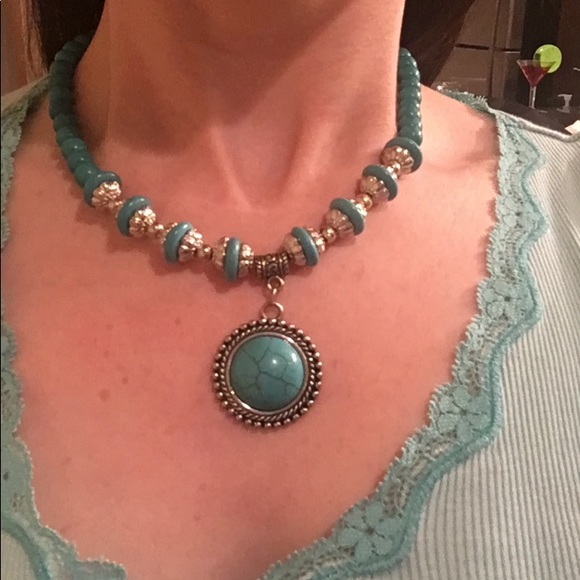 Howlite gemstone necklace. - Picture 2 of 3